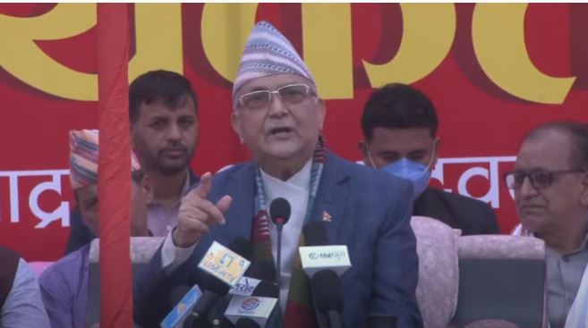 प्रचण्डलाई ओलीको व्यंग्य- बाक्लो दाल खान जाँदा पुर्पुरोमा हात राखेर विघटनको कुरा गर्दै हुनुहुन्छ